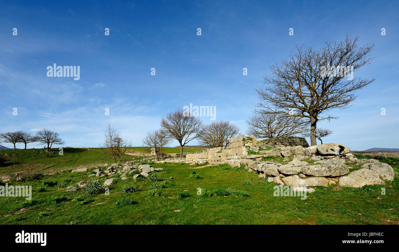 Tombe dei giganti di Madau. La necropoli di Madau si trova nei pressi del nuraghe complesso conosciuto come il Gremanu, una necropoli nuragica che è l'altopiano di Pratobello. Barbagia Ollolai nel mezzo della vallata del riu Madau, in direzione del Passo di Corru 'e Boi. Il complesso comprende quattro sepoltura tombe dei giganti, realizzata in età nuragica, risalente al tardo Bronze-Late Età del Bronzo (1300-900 a.C.). Foto Stock