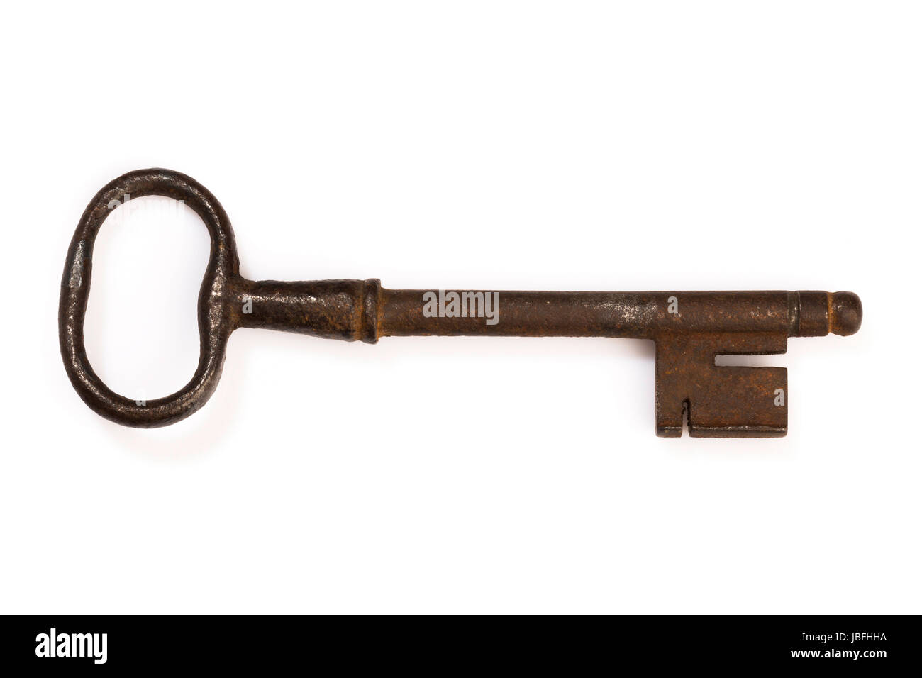 Un vecchio e rusty chiave su sfondo bianco Foto Stock