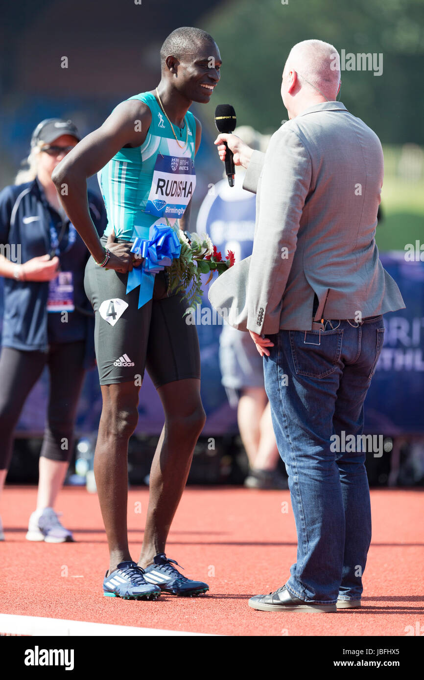 David RUDISHA intervistata da Phil Jones dopo la conquista degli uomini 600m al 2016 Diamond League, Alexander Stadium, Birmingham, Regno Unito, 6 giugno 2016. Foto Stock