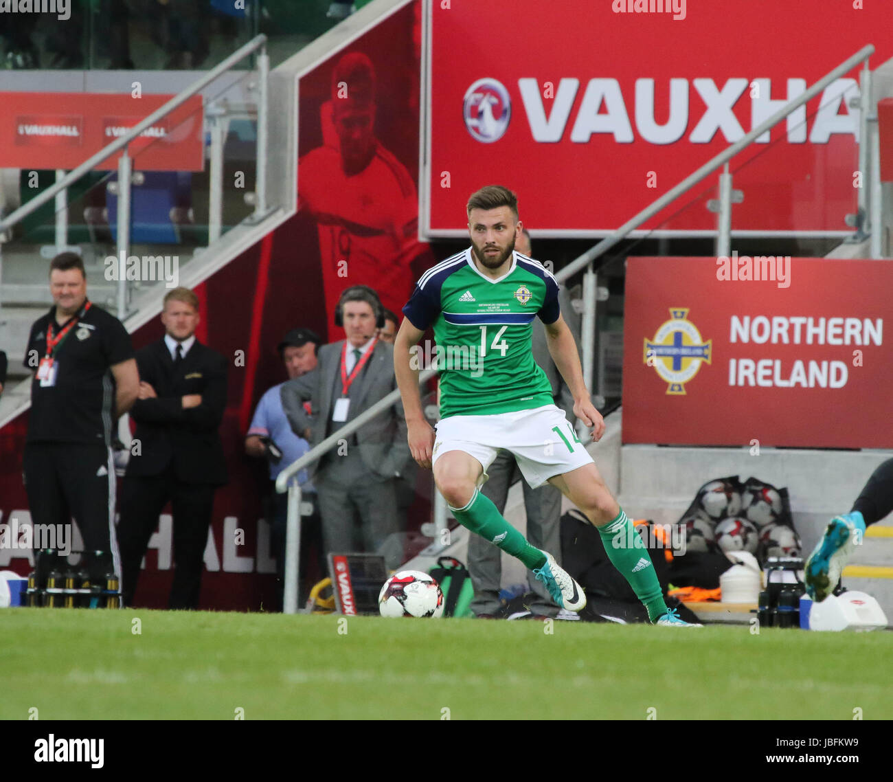 Stadio Nazionale al Windsor Park di Belfast. 02 giugno 2017. Vauxhall International Challenge Match - Irlanda del Nord 1 Nuova Zelanda 0. In Irlanda del Nord la Stuart Dallas (14) in azione. Foto Stock