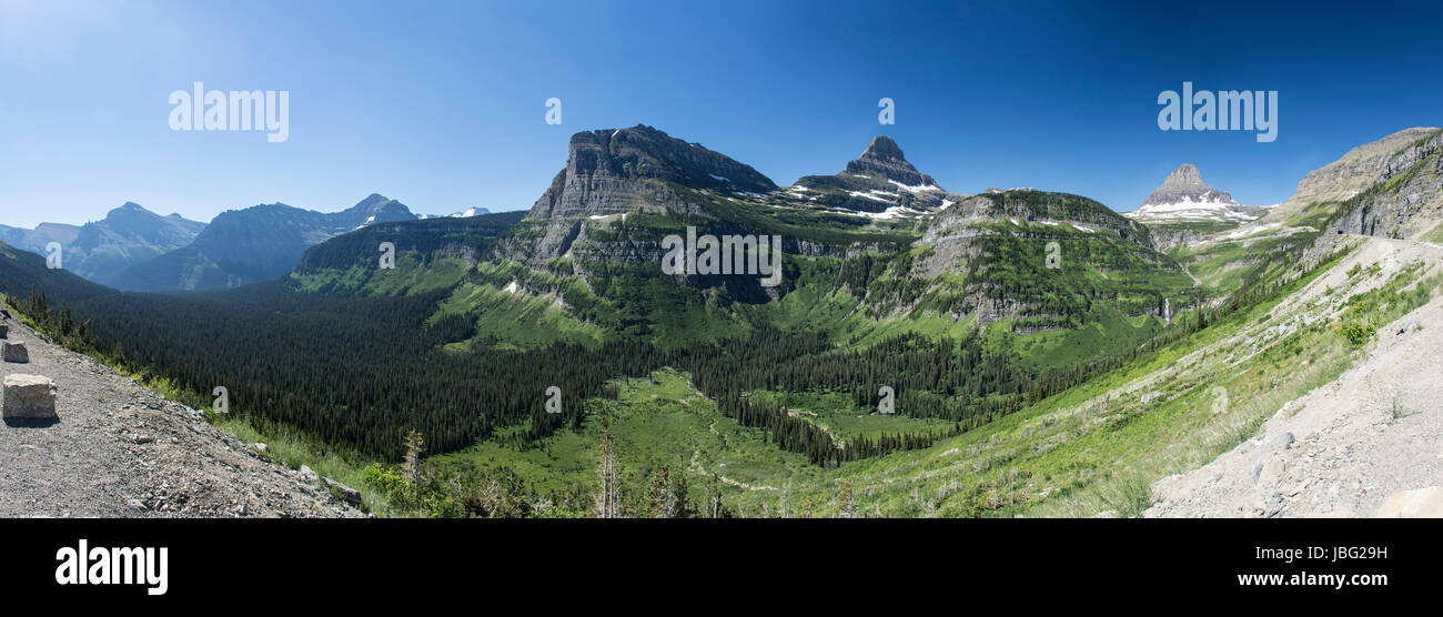 Estesa vista panoramica da andare-per-il-Sun Road nel Parco Nazionale di Glacier, Montana, Stati Uniti. Foto Stock