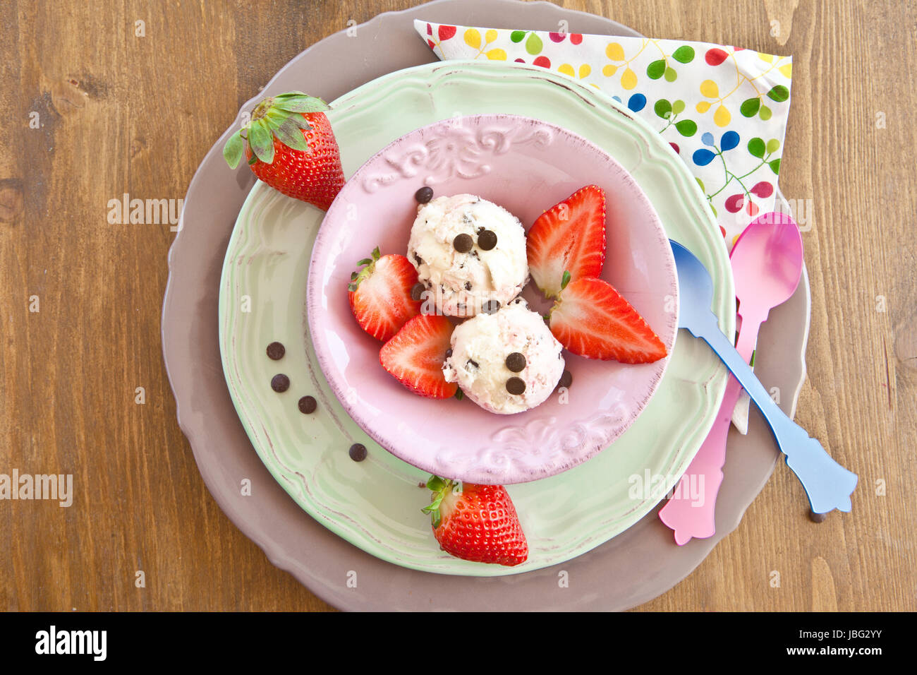 Eis mit Erdbeeren und Schokolade in rosa Schuessel Foto Stock