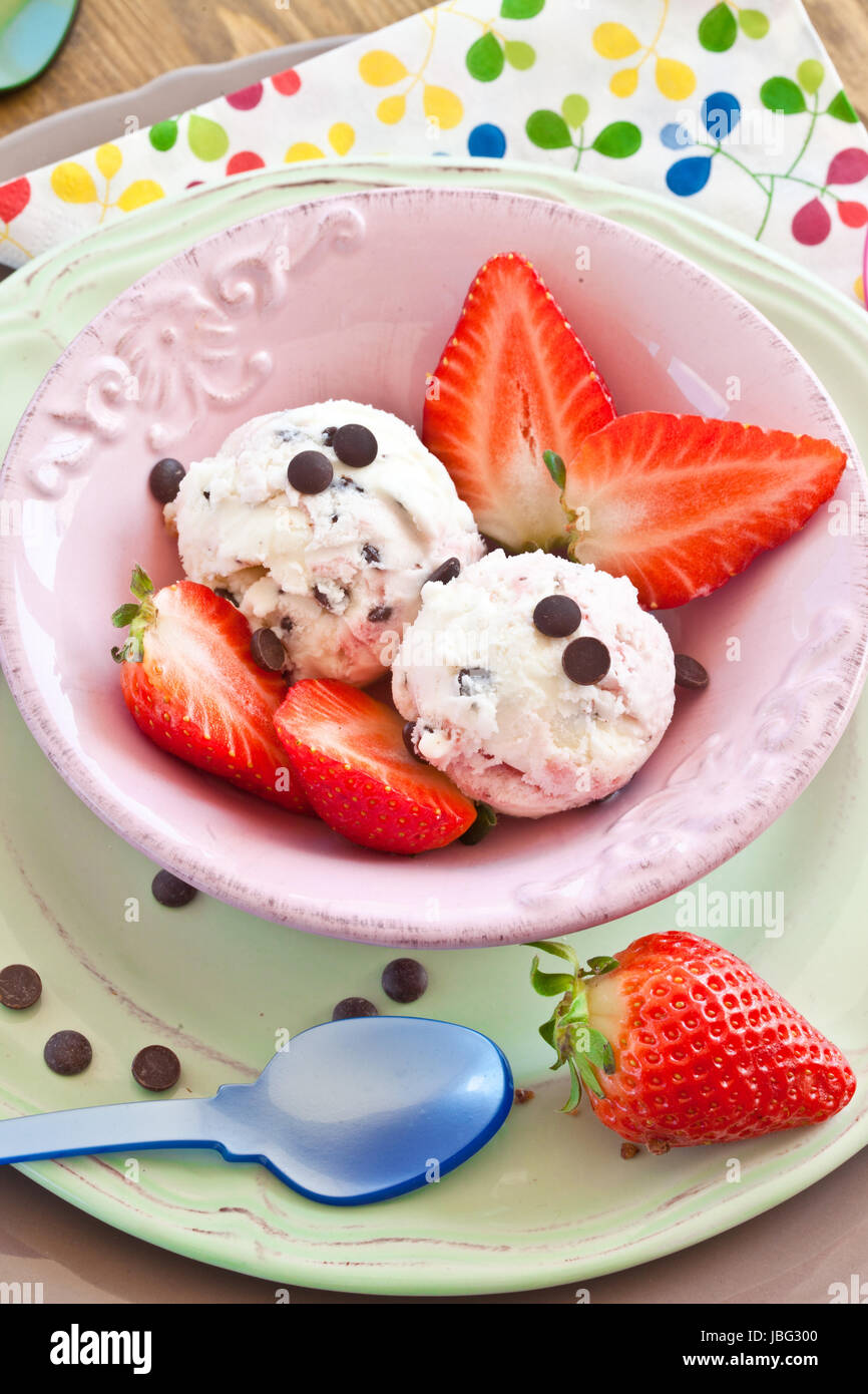 Eis mit Erdbeeren und Schokolade in rosa Schuessel Foto Stock