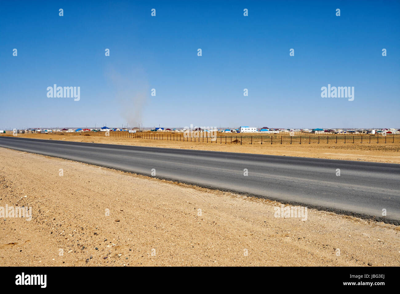 Nuova strada recentemente Aktau sfoderata - Atyrau lontano Beyneu insediamento. Foto Stock