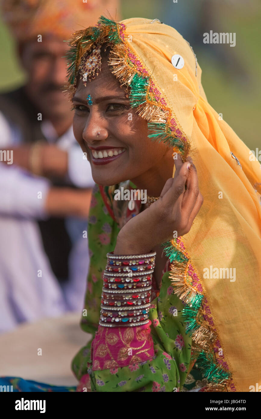 Signora indiana in costume tradizionale che copre il volto e ridere durante l'annuale festival di elefante a Jaipur, Rajasthan, India. Foto Stock