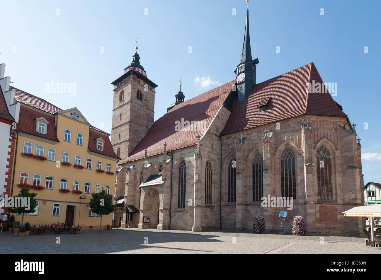 Leerer Platz vor der Stadtkirche St. Georg in Schmalkalden Foto Stock
