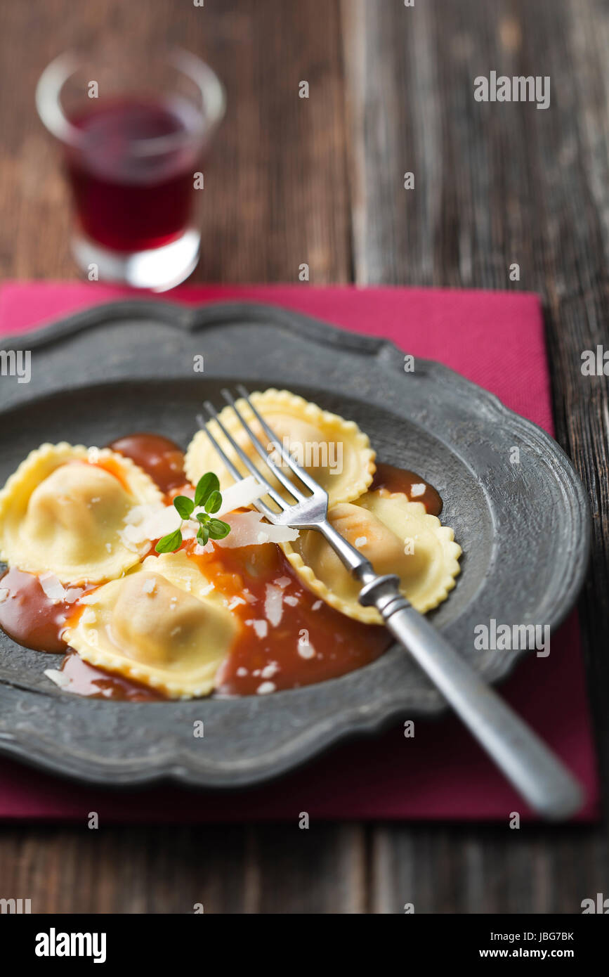 Ravioli di pasta con salsa di pomodoro rosso Foto Stock