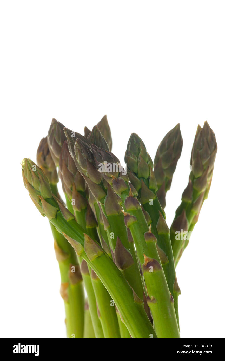 Roher grüner Spargel auf Weiß Foto Stock