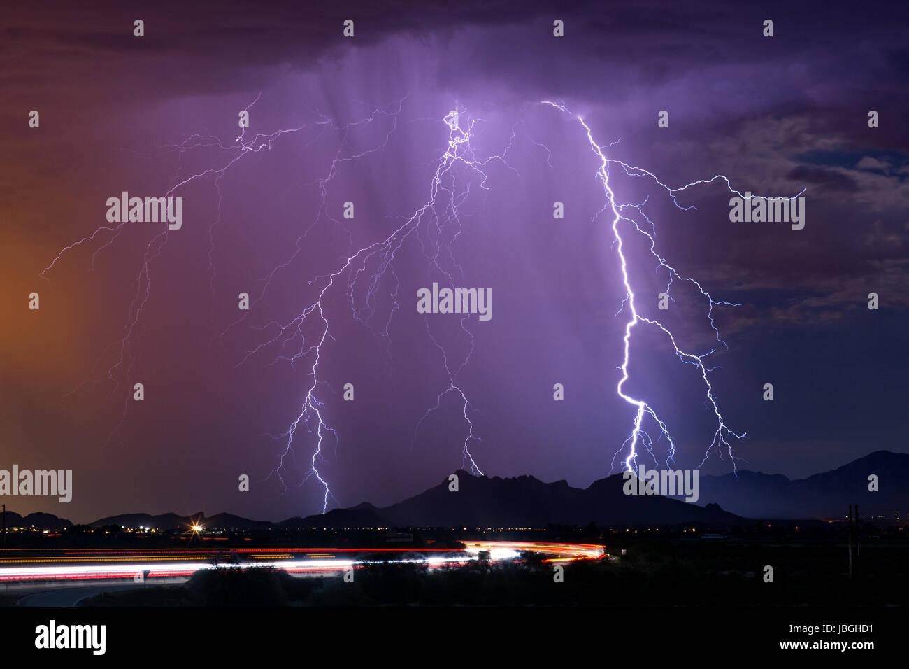 Un fulmine drammatico colpisce una montagna durante una potente tempesta di tuoni nei pressi di Tucson, Arizona Foto Stock