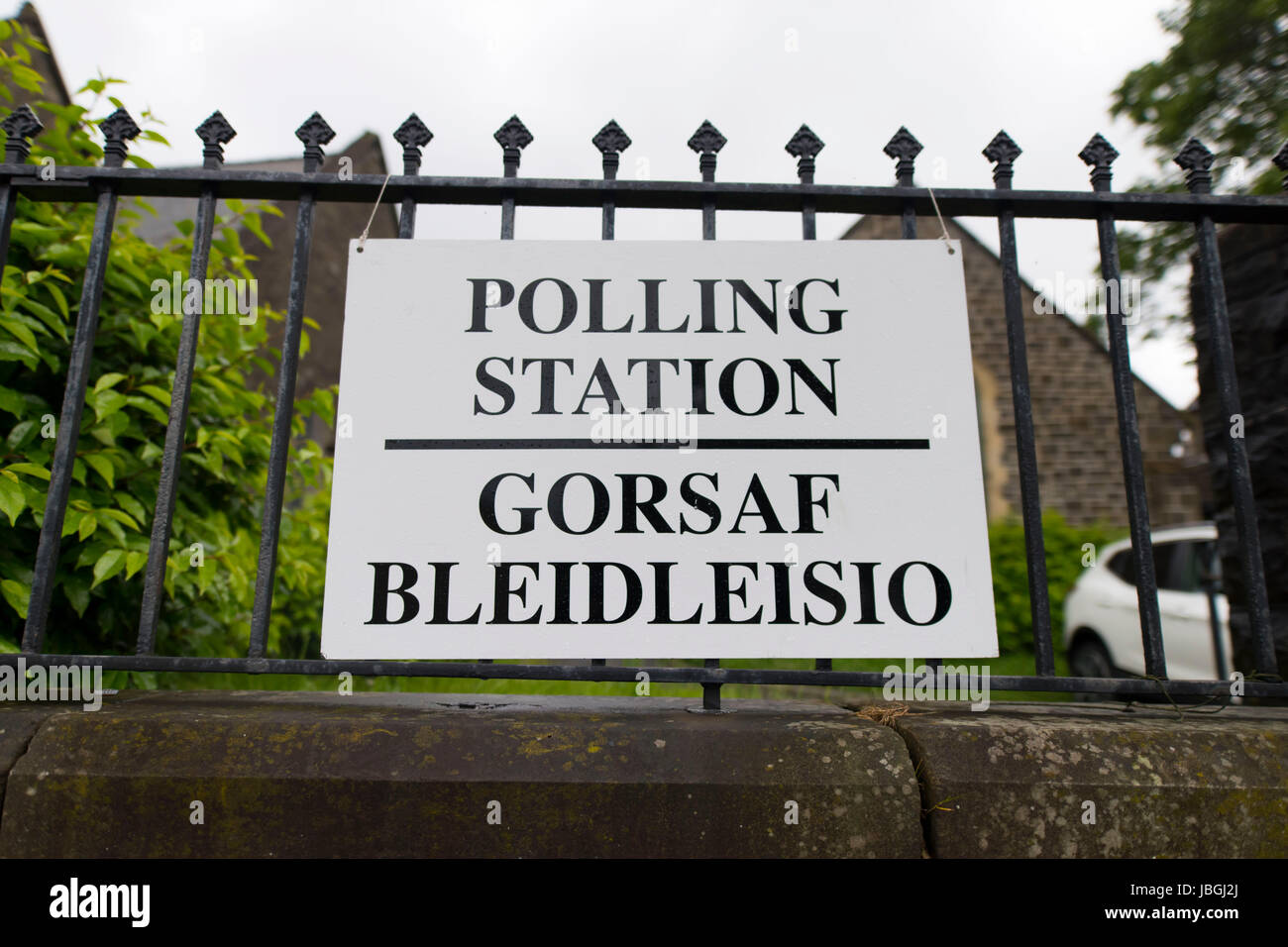 Una stazione di polling segno a Merthyr, Wales, Regno Unito, il giorno del 2017 elezione generale. Foto Stock