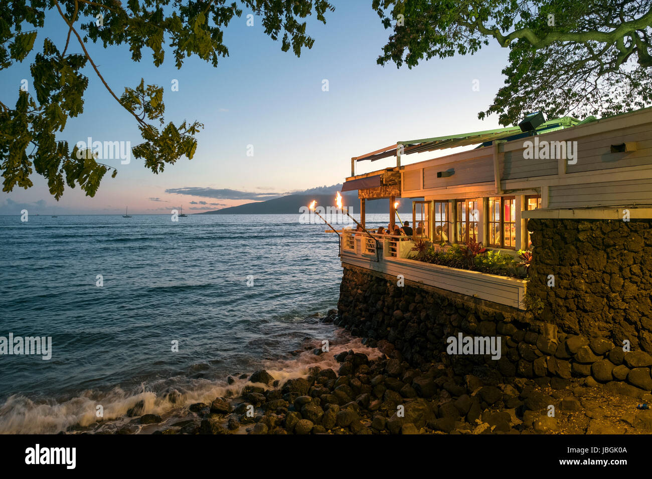 Turisti che si godono una cena al tramonto in un ristorante su Front Street Lahaina Maui Hawaii Foto Stock