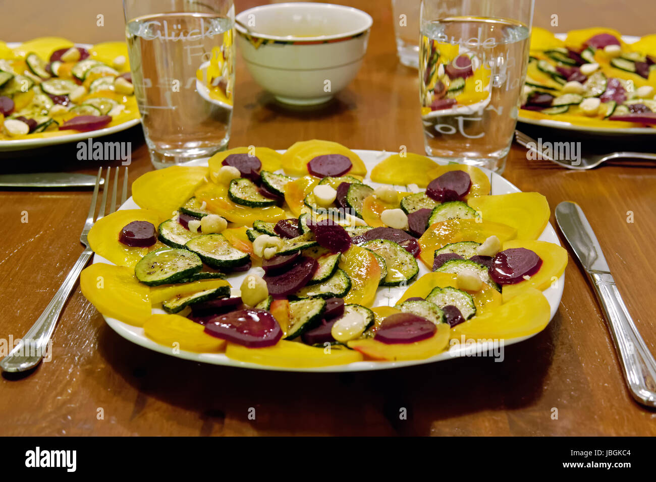 Rote-Bete-Zucchini-Carpaccio Foto Stock