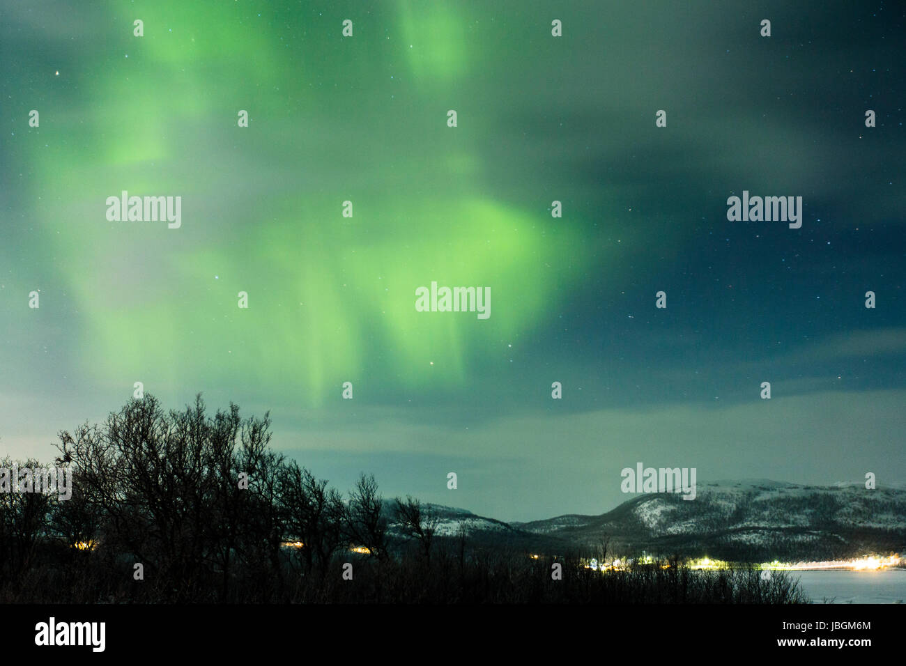 Polarlicht (Aurora Boreale in Norwegen, bei Kirkenes am vedere Rundvatnet Foto Stock