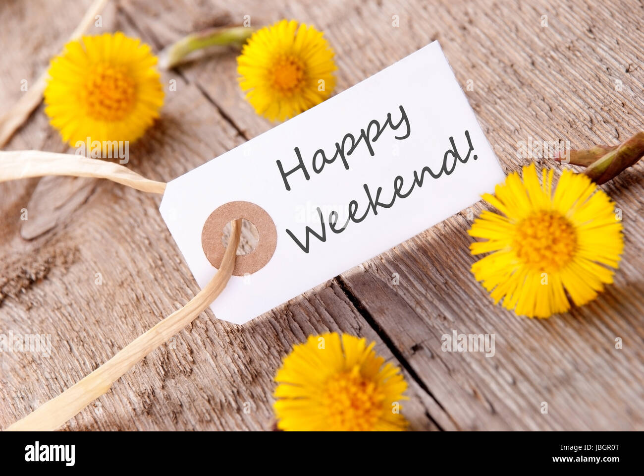 Striscione bianco con le parole Happy Weekend su di esso e molti fiori gialli Foto Stock