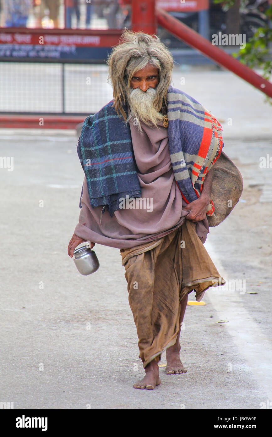 Local uomo a camminare in Taj Ganj quartiere di Agra, Uttar Pradesh, India. Agra è una delle più popolose città in Uttar Pradesh Foto Stock