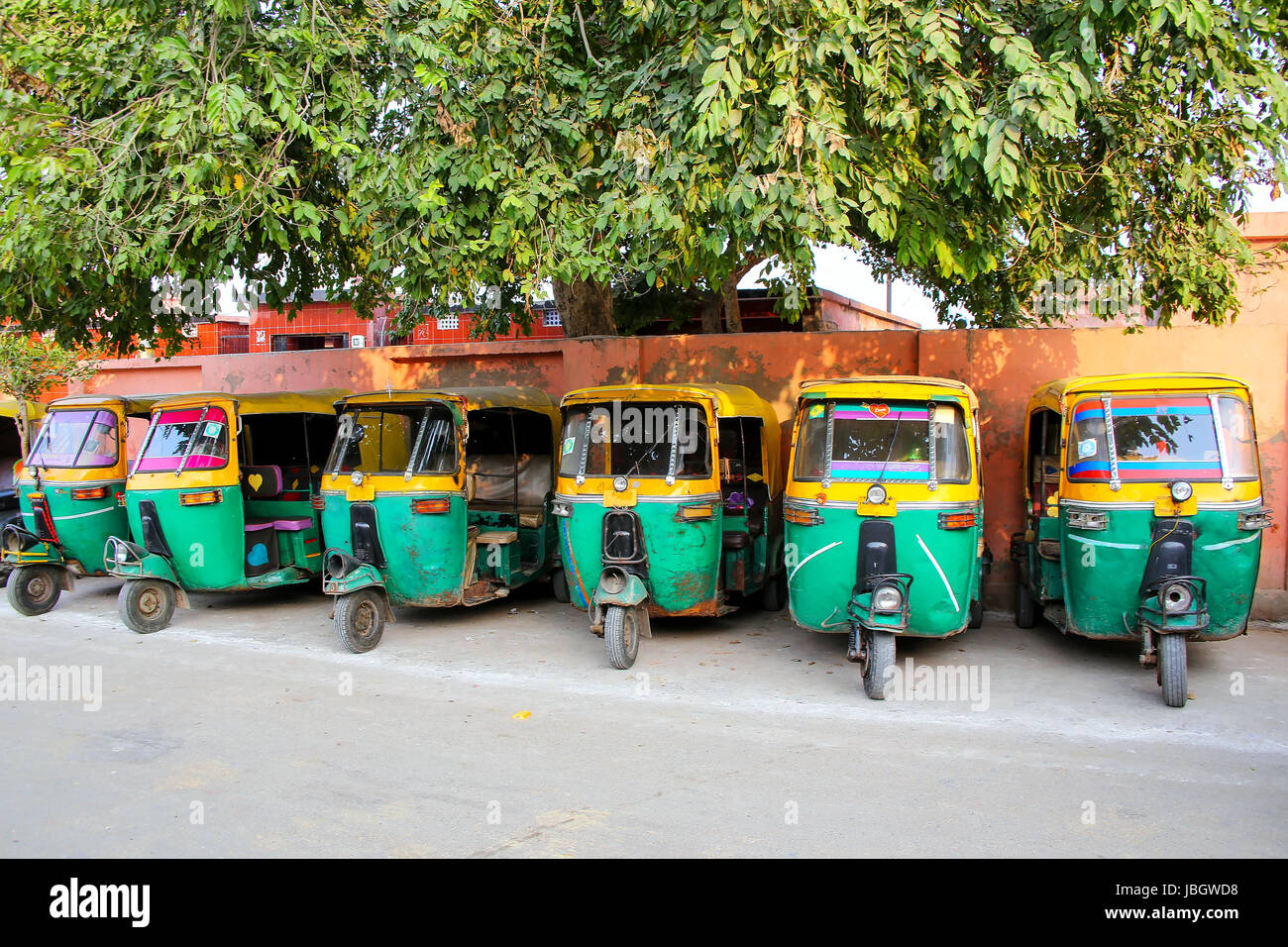 Tuk-tuks parcheggiato nel Taj Ganj quartiere di Agra, Uttar Pradesh, India. Agra è una delle più popolose città in Uttar Pradesh Foto Stock