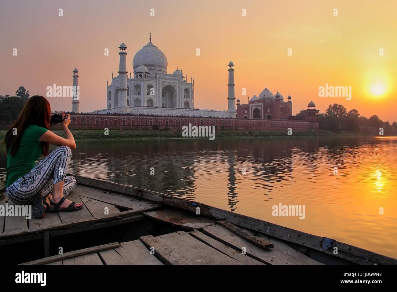 Donna guardando il tramonto Taj Mahal da una barca, Agra, India. Esso fu costruito nel 1632 dall'imperatore Shah Jahan come memoriale per la sua seconda moglie Mumtaz Mah Foto Stock