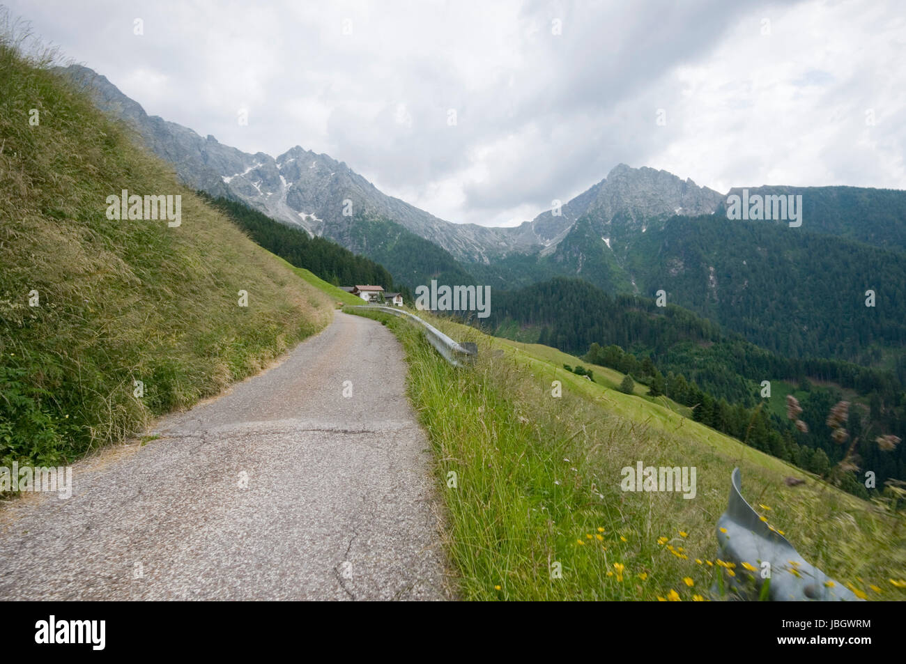 Landschaftsaufnahme auf dem asphaltieren weg von Tall nach Videgg oberhalb von Meran Südtirol im Sommer ber bedeckten Himmel Foto Stock