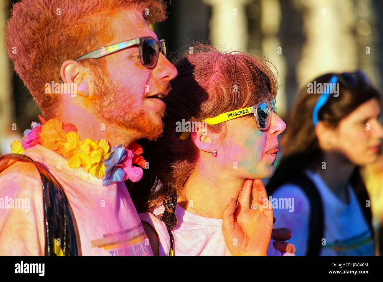 Ritratto di coppia giovane prendendo parte al Colour Run a Trieste, Italia. Trieste è la capitale della regione autonoma Friuli Venezia Giulia Foto Stock