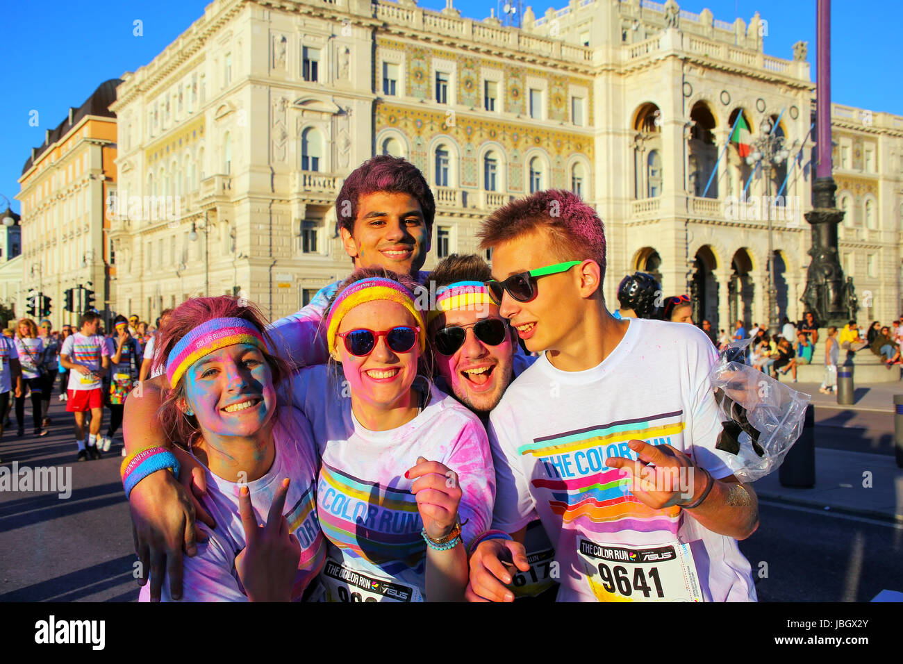 Le persone che posano per una foto durante il colore eseguire a Trieste, Italia. Trieste è la capitale della regione autonoma Friuli Venezia Giulia Foto Stock