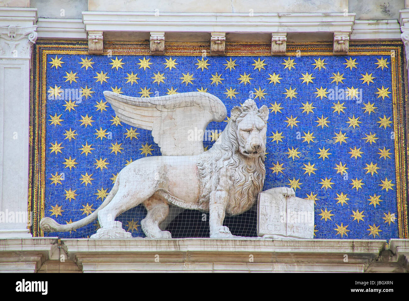 Statua del leone alato sulla torre dell'Orologio di Piazza di San Marco a Venezia, Italia. Leone alato tenendo una Bibbia è il simbolo della città di Venezia. Foto Stock