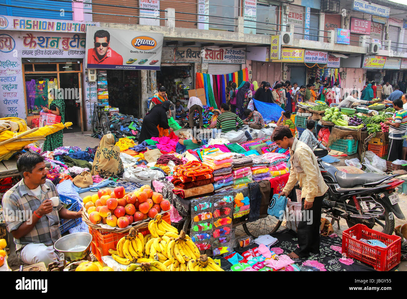 Strada del mercato di Agra, Uttar Pradesh, India. Agra è una delle più popolose città in Uttar Pradesh Foto Stock