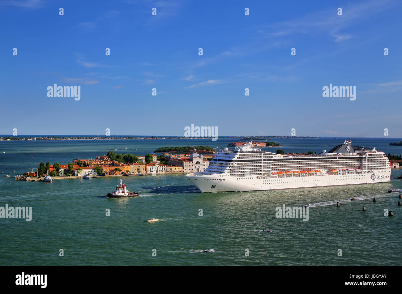 La nave di crociera si muove attraverso San Marco Canal a Venezia, Italia. Venezia si trova di fronte a un gruppo di 117 piccole isole che sono separate da canali e l Foto Stock