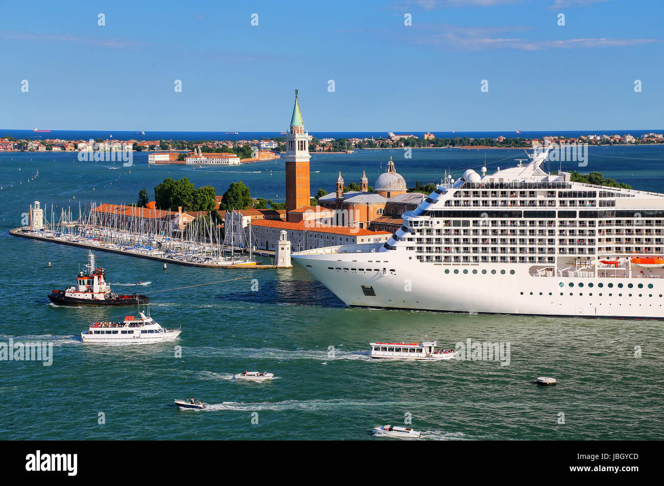 La nave di crociera si muove attraverso San Marco Canal a Venezia, Italia. Venezia si trova di fronte a un gruppo di 117 piccole isole che sono separate da canali e l Foto Stock