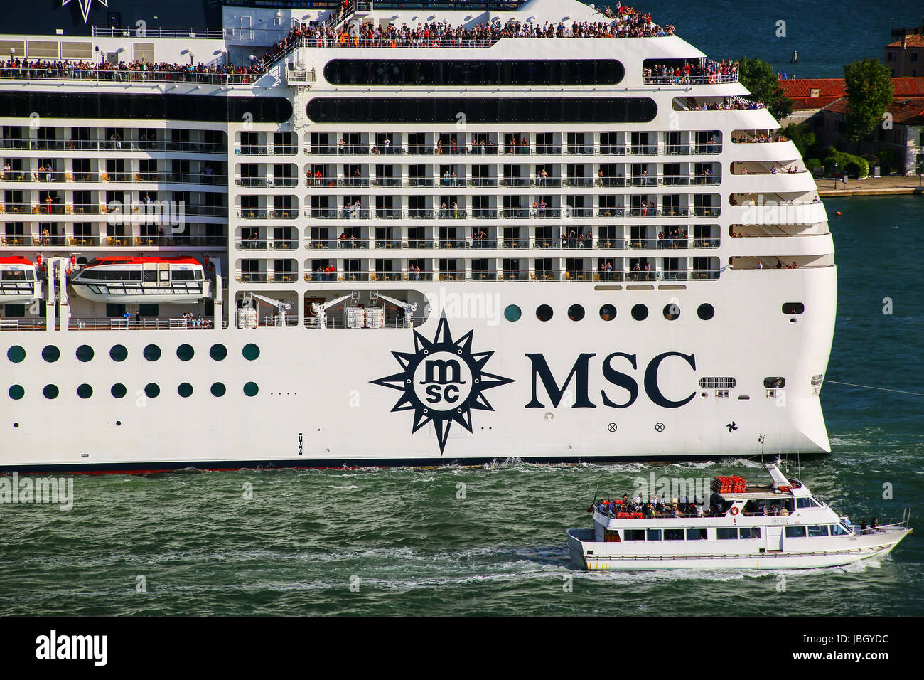 Dettaglio della crociera MSC nave in movimento attraverso la San Marco Canal a Venezia, Italia. MSC è il secondo più grande società di trasporto di linea in termini di contenitore vesse Foto Stock