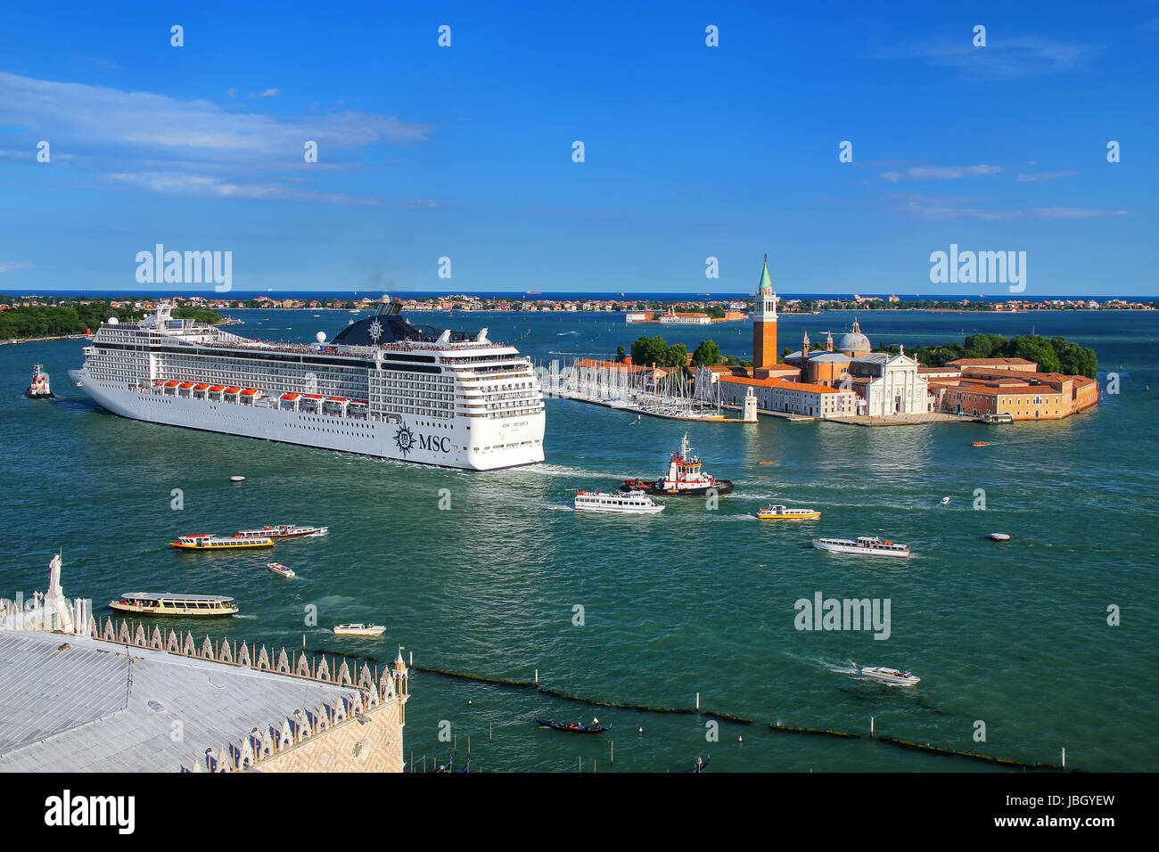 La nave di crociera si muove attraverso San Marco Canal a Venezia, Italia. Venezia si trova di fronte a un gruppo di 117 piccole isole che sono separate da canali e l Foto Stock