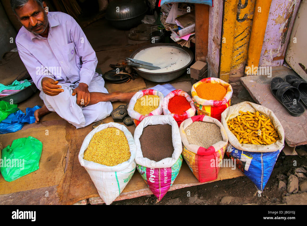 Uomo locali vendono spezie presso la strada del mercato di Fatehpur Sikri, Uttar Pradesh, India. La città è stata fondata nel 1569 dall'imperatore Mughal Akbar, e s Foto Stock