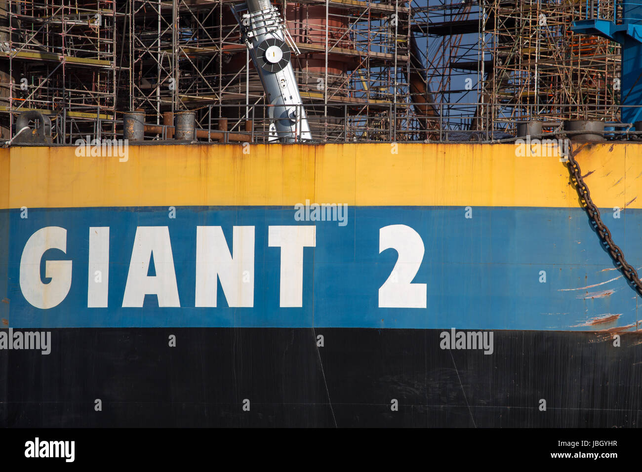 GDANSK, Polonia, 19 settembre: Docking oil rig presso il Cantiere di Danzica in costruzione con un cielo blu chiaro in background. Oil Rig pesi 12 mila tonnellate. Gdansk, Polonia, 2013 Foto Stock