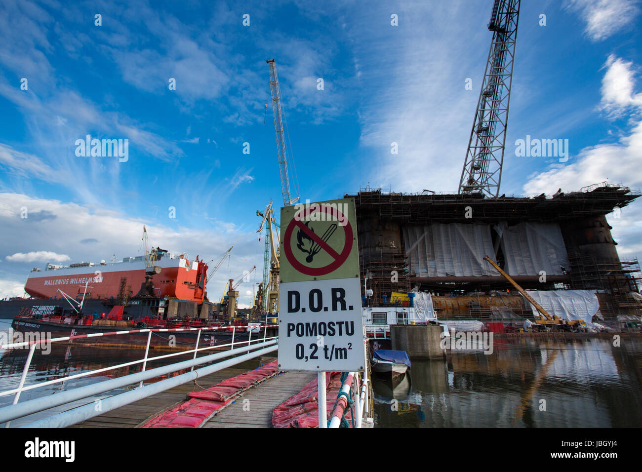 GDANSK, Polonia - 19 settembre: Docking oil rig presso il Cantiere di Danzica in costruzione con un cielo blu chiaro in background. Oil Rig pesi 12 mila tonnellate. Gdansk, Polonia, 2013 Foto Stock