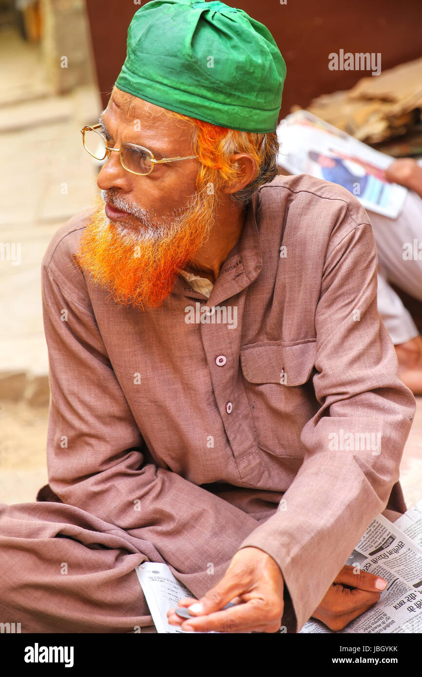 Local uomo seduto presso la strada del mercato di Fatehpur Sikri, Uttar Pradesh, India. La città è stata fondata nel 1569 dall'imperatore Mughal Akbar e servito un Foto Stock