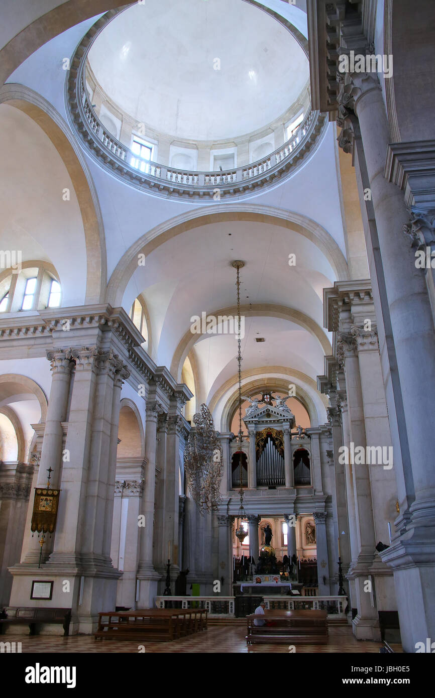 Interno della chiesa di San Giorgio Maggiore lo stesso nome dell'isola di Venezia, Italia. Essa è stata progettata da Andrea Palladio e costruita tra il 1566 e Foto Stock