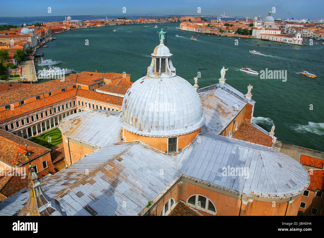 Vista della cupola della chiesa di San Giorgio Maggiore e il Canale della Giudecca in Venezia, Italia. Venezia si trova di fronte a un gruppo di 117 piccole isole che sono s Foto Stock