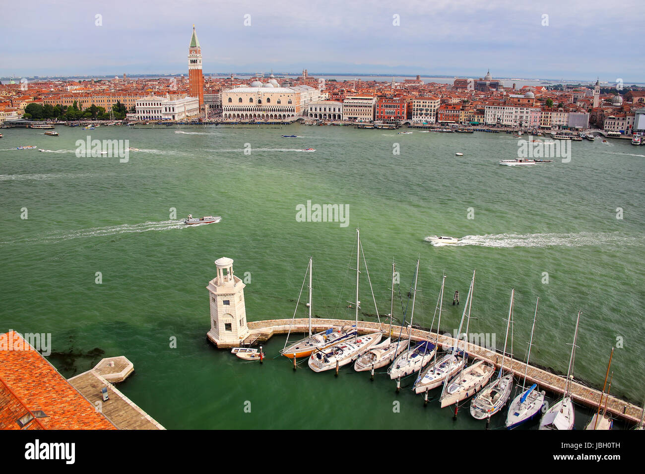 Barca a vela marina a San Giorgio Maggiore Isola di Venezia, Italia. Venezia si trova di fronte a un gruppo di 117 piccole isole che sono separate da canali di un Foto Stock