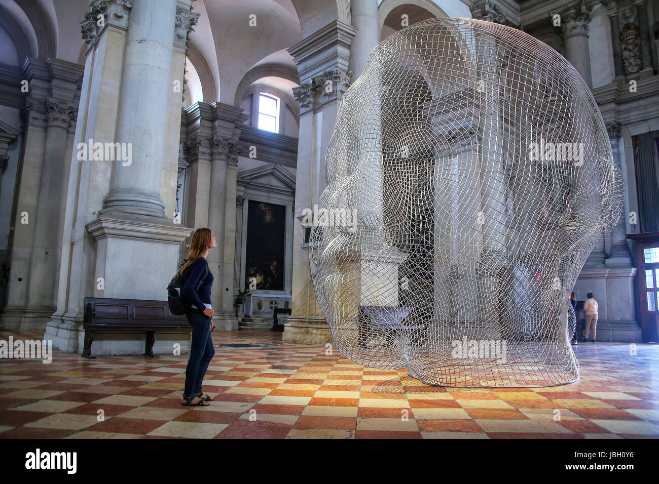 Installazione scultorea di Jaume da Plensa a Venezia durante la Biennale di arte nel maggio 2015 all'interno della chiesa di San Giorgio Maggiore a Venezia, Italia. Foto Stock