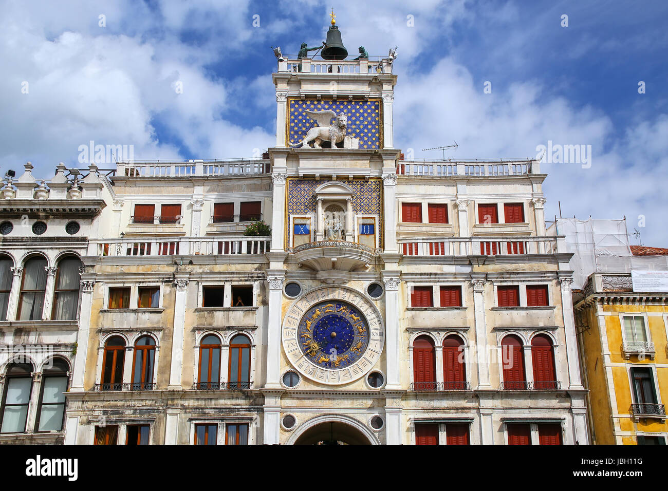 La Torre dell'Orologio di Piazza di San Marco a Venezia, Italia. Orologio è stato progettato da Zuan Paolo Rainieri e suo figlio nel 1493-99. Foto Stock