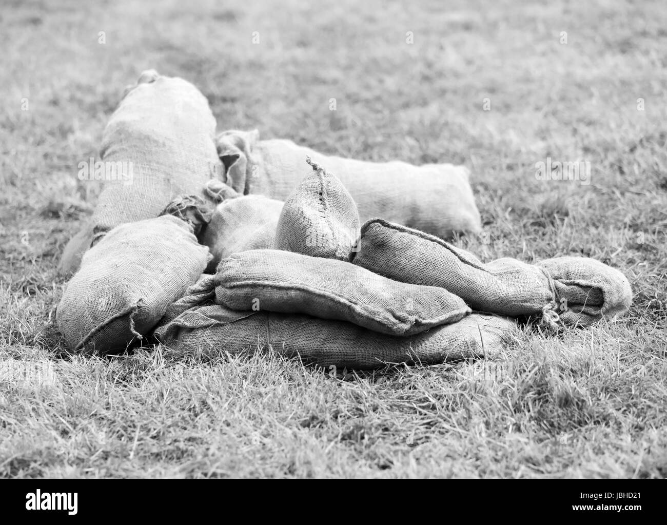 10 giugno 2017 - pila di sacchi di sabbia alla mostra di guerra e di pace a Wraxall nel Somerset del Nord. Inghilterra. Foto Stock