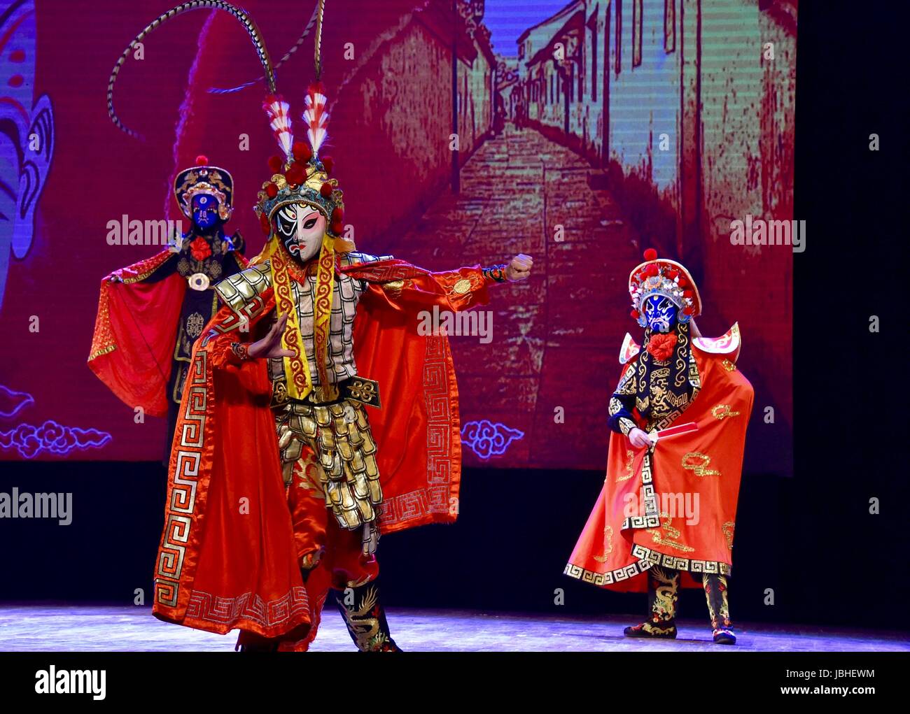 Dacca in Bangladesh. Decimo Giugno, 2017. Artisti eseguono durante il 'culturale Cina Sichuan splendida' evento in Bangladesh Accademia Nazionale di Belle e Performing Arts a Dhaka, nel Bangladesh, 10 giugno 2017. Touring artisti provenienti dalla Repubblica popolare cinese del Sichuan della Opera House hanno messo in scena spettacoli squisito a Dhaka il sabato, sorprendendo gli spettatori con sontuosi costumi, elaborare il trucco, ad alta velocità e acrobazie acuto di canto. Credito: Liu Chuntao/Xinhua/Alamy Live News Foto Stock