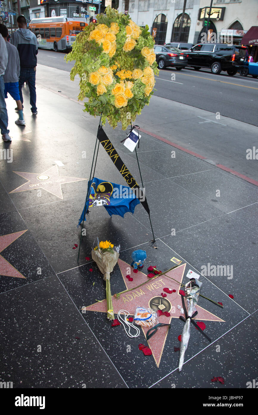 Hollywood, California, USA. Decimo giugno, 2017. attore Adam West, il più noto per il suo portrayl di batman negli anni sessanta serie 'Batman", è morto venerdì sera all'età di 88 anni. La sua stella sulla Hollywood Walk of fame è stata decorata con fiori e momentos in sua memoria. Credito: sheri determan/alamy live news Foto Stock