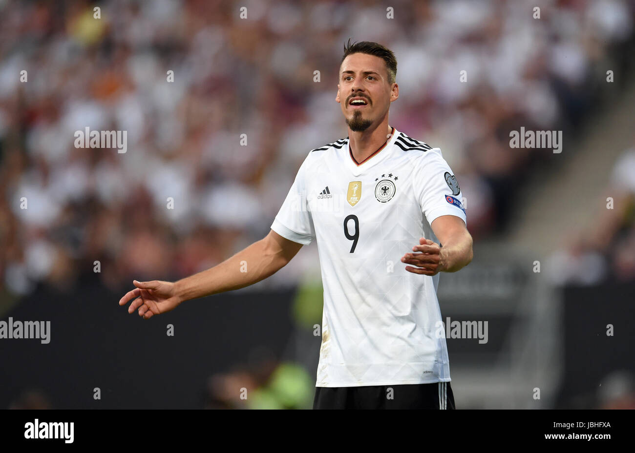 Norimberga, Germania. Decimo Giugno, 2017. La Germania Sandro Wagner gesti durante la Coppa del Mondo di qualifica del gruppo C partita di calcio tra la Germania e la Repubblica di San Marino in Nuremberg, Germania, 10 giugno 2017. Foto: Andreas Gebert/dpa/Alamy Live News Foto Stock