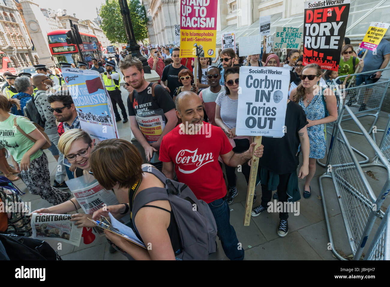 Giugno 10, 2017 - Londra, Regno Unito - Londra, Regno Unito. Il 10 giugno 2017. Dopo il rally che celebra il Corbyn's leadership nell'elezione generale, la maggior parte di quelle presenti a piedi Downing St per celebrare anti-razzismo e multiculturalismo e contro ogni fanatismo, in particolare chiede Theresa Maggio a non fare alcun patto con la DUP con i loro stretti legami con i terroristi paramilitari e disprezzo per i diritti umani. Si affollano intorno alle porte di Downing St gridando slogan prima di marciare a Trafalgar Square e poi di nuovo verso il basso Whitehall a Piazza del Parlamento dove ho lasciato loro. Peter ImagesLive Marshall (credito mi Foto Stock