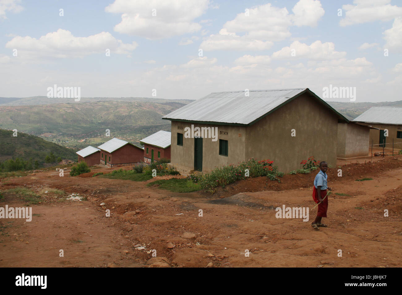 (170611) -- KABARONDO, 11 giugno 2017 (Xinhua) -- la foto scattata il 9 giugno 2017 mostra una vista di un villaggio di riconciliazione in Kabarondo, Provincia Orientale, Ruanda. Ci sono 40 unità alloggiamento interno Kabarondo riconciliazione Village, costruito da Prison Fellowship in Ruanda (PFR), un internazionale carità gruppo, per le famiglie di sopravvissuti al genocidio del 1994, rilasciato ex-detenuti condannati per i crimini commessi in 100 giorni di carnage e cittadini vulnerabili non direttamente connesse alle uccisioni di massa che ha provocato la morte di più di un milione di tutsi e hutu moderati. (Xinhua/Lyu Tianran) (DTF) Foto Stock