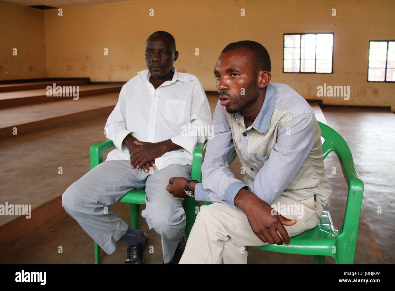 (170611) -- KABARONDO, 11 giugno 2017 (Xinhua) -- genocidio in Ruanda superstite Gracien Rwamirindi (R) e il genocidio in Ruanda autore Jean Marie Vianney Mudaheranwa (L) ricevere intervista in Kabarondo, Provincia Orientale, Ruanda, il 9 giugno 2017. Ci sono 40 unità alloggiamento interno Kabarondo riconciliazione Village, costruito da Prison Fellowship in Ruanda (PFR), un internazionale carità gruppo, per le famiglie di sopravvissuti al genocidio del 1994, rilasciato ex-detenuti condannati per i crimini commessi in 100 giorni di carnage e cittadini vulnerabili non direttamente connesse alle uccisioni di massa che ha provocato la morte di più Foto Stock