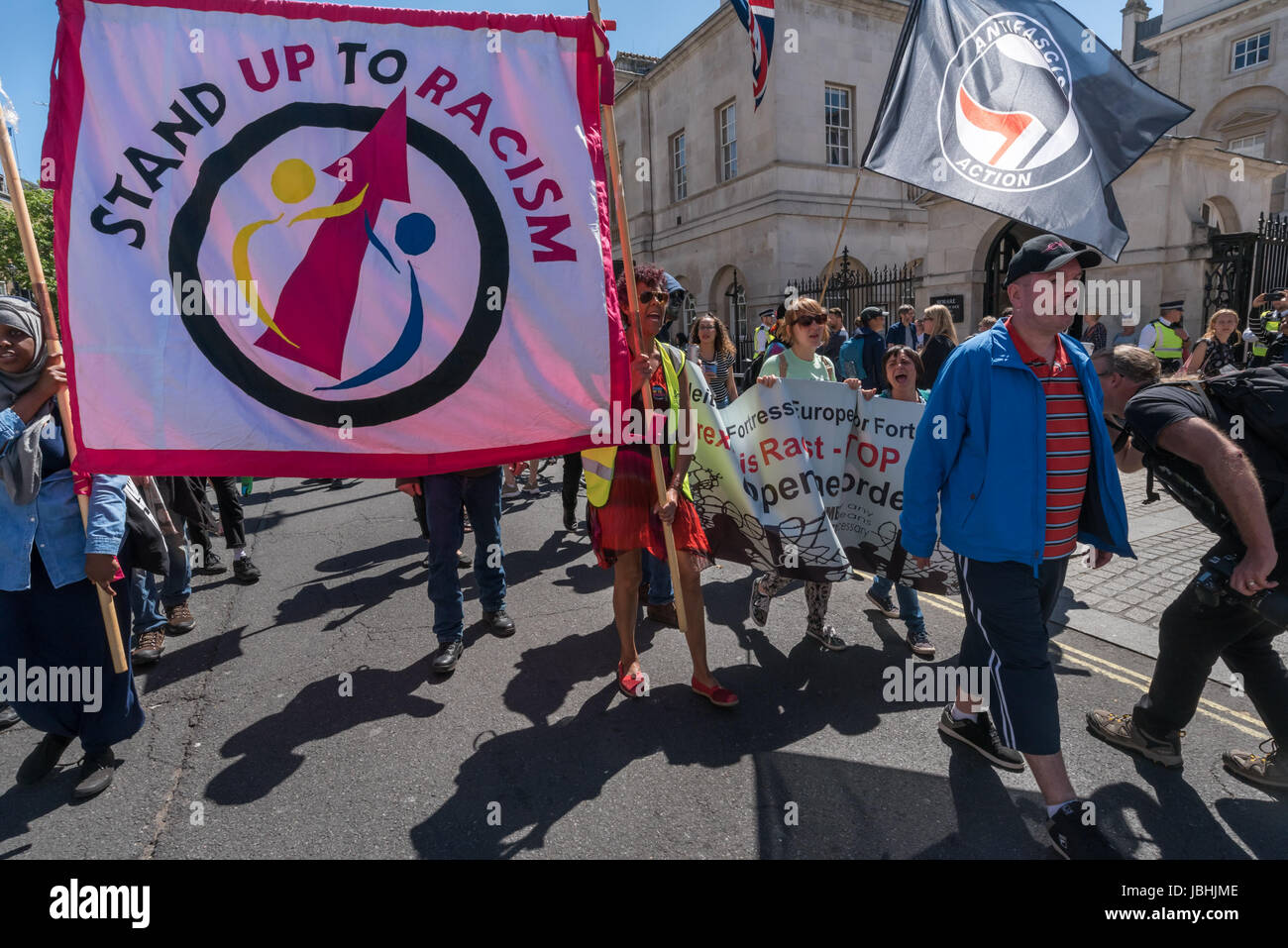 Giugno 10, 2017 - Londra, Regno Unito - la folla che era venuto a Downing St per celebrare il multiculturalismo e anti-fascismo e a chiamare su di Theresa Maggio a non fare alcun patto con la DUP con i loro stretti legami con i terroristi paramilitari e disprezzo per i diritti dell'uomo a decidere di andare in marzo e andare su Whitehall verso Trafalgar Square, gridando slogan. In un primo momento la polizia ha tentato di tenerli sul marciapiede, ma ben presto ha dato in su. Peter ImagesLive Marshall (credito Immagine: © Peter Marshall / ImagesLive via ZUMA filo) Foto Stock