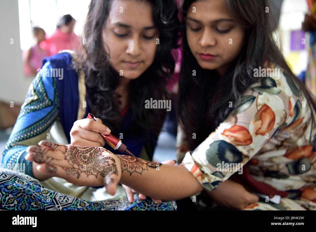 Dacca in Bangladesh. 11 Giugno, 2017. Uno studente del Bangladesh arts la sua mano con Henna durante il Festival di Henné all università di Dhaka campus, Dhaka, Bangladesh, 11 giugno 2017. Credito: SK Hasan Ali/Alamy Live News Foto Stock