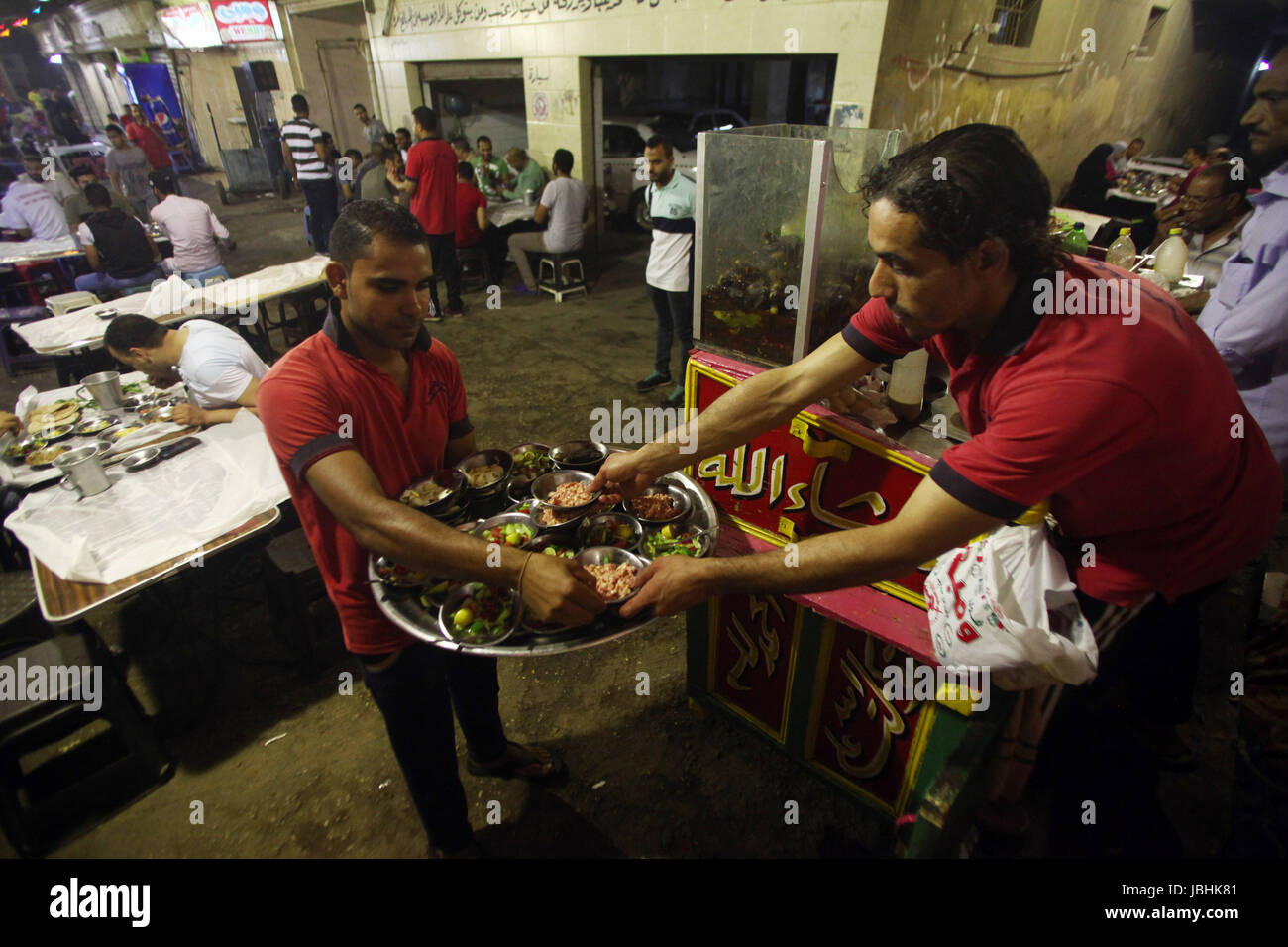 Il Cairo. 11 Giugno, 2017. I fornitori egiziano preparare il pre-alba 'Suhoor' pasto durante il mese sacro del Ramadan del Cairo in Egitto il 11 giugno 2017. Credito: Ahmed Gomaa/Xinhua/Alamy Live News Foto Stock