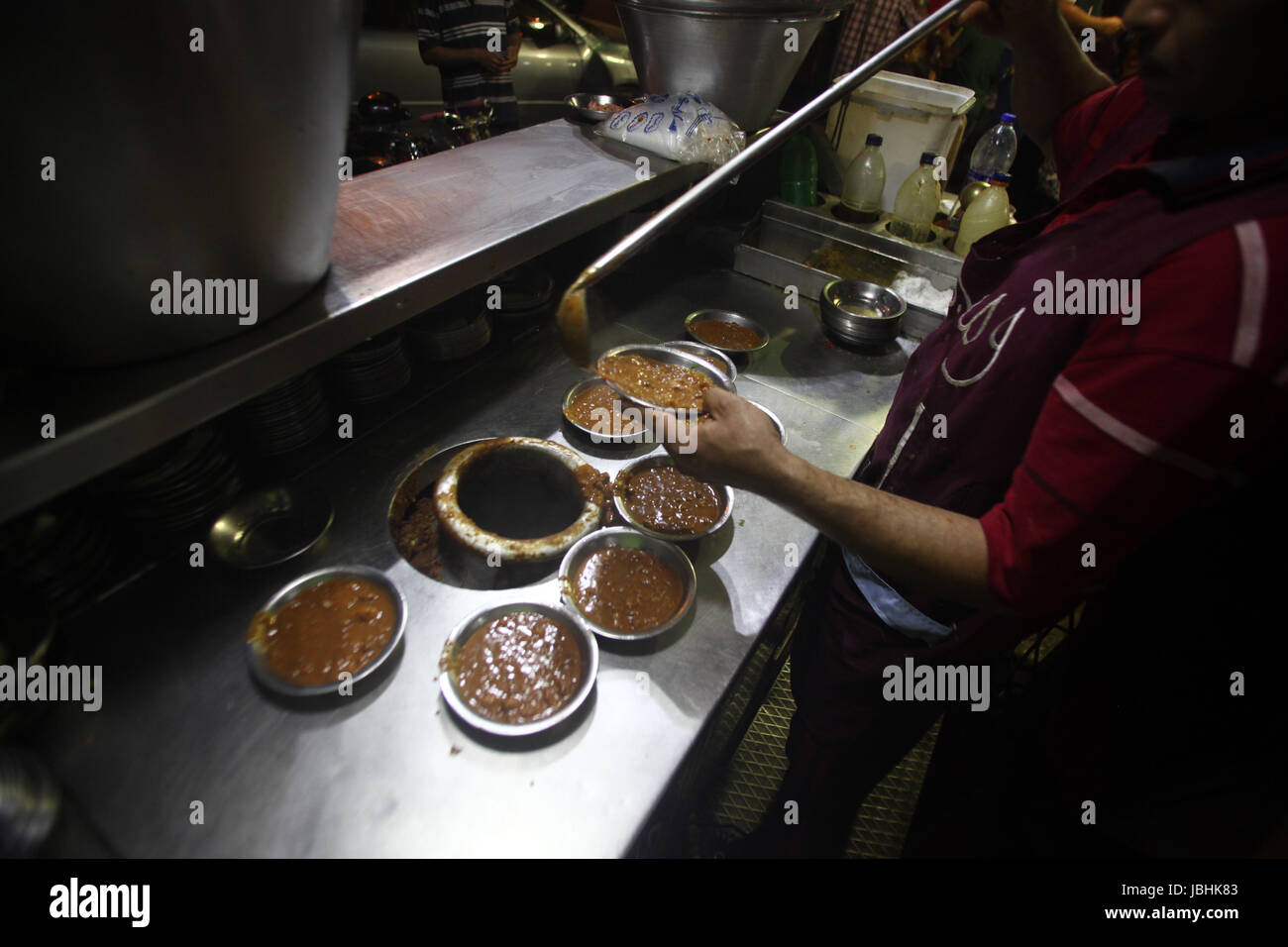 Il Cairo. 11 Giugno, 2017. Un produttore egiziano prepara il pre-alba 'Suhoor' pasto durante il mese sacro del Ramadan del Cairo in Egitto il 11 giugno 2017. Credito: Ahmed Gomaa/Xinhua/Alamy Live News Foto Stock
